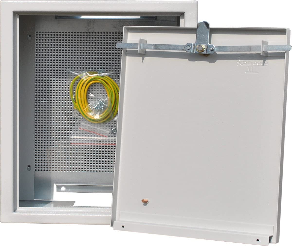 QAS6065 Antennenschrank 200mm tief | 600 x 600mm | 4x Verriegelung | Metalllochplatte | Erdungsleitung | Premium